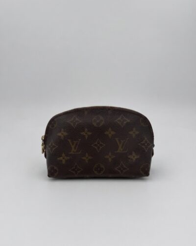 Louis Vuitton Cosmetic Pouch PM met goudkleurige hardware en monogram canvas in zeer goede conditie pre-loved make-up tas