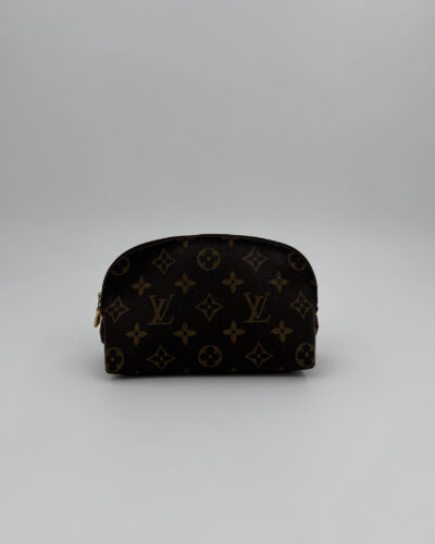 Louis Vuitton Cosmetic Pouch PM met goudkleurige hardware en monogram canvas in zeer goede conditie pre-loved make-up tas