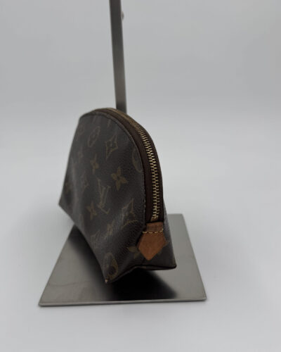 Louis Vuitton Cosmetic Pouch PM zijaanzicht monogram canvas met compacte vorm en rits sluiting in zeer goede conditie
