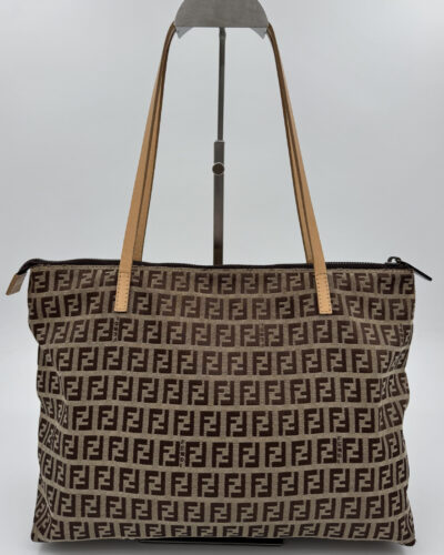 Fendi Zucchino Canvas tote bag beige monogram canvas voorkant detail in zeer goede pre-loved conditie met minimale gebruikssporen