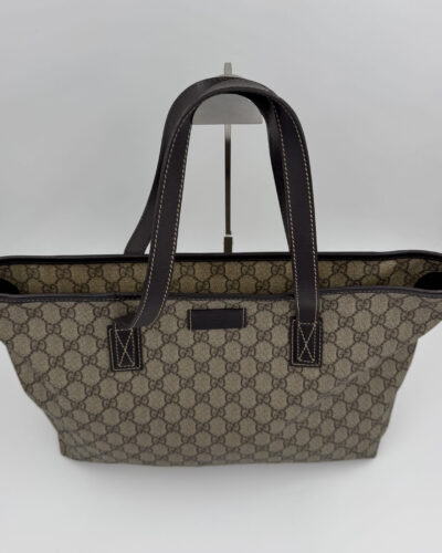 Zilverkleurige rits en hardware detail van Gucci GG Supreme tote bag in zeer goede pre-loved conditie