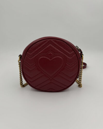 Gucci GG Marmont Circular shoulder bag achterkant met hartdetail in matelassé rood leer in uitstekende pre-loved conditie