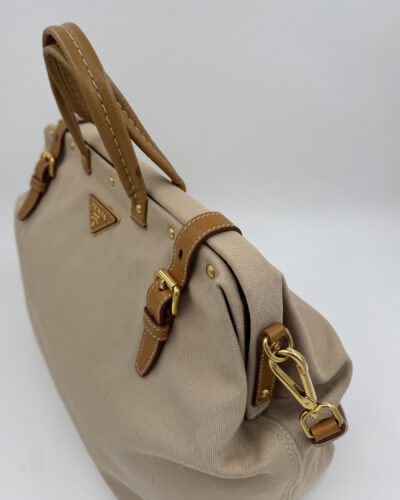 Close-up Prada Frame Tote Bag beige nylon met studs detail in uitstekende pre-loved conditie