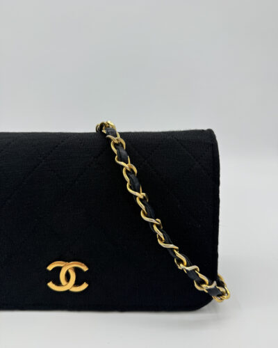 Detail van het iconische dubbele C-logo op de Chanel Classic Full Flap Small