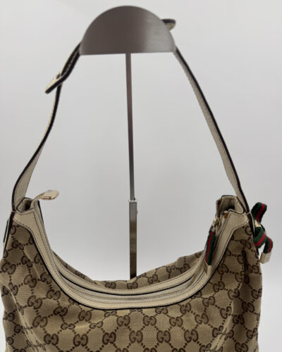 Schouderband van de Gucci GG Canvas Princy Hobo in beige GG Monogram canvas