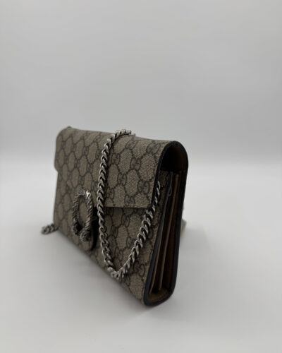 Zijaanzicht van beige Gucci Dionysus Chain Wallet met taupekleurige leren details