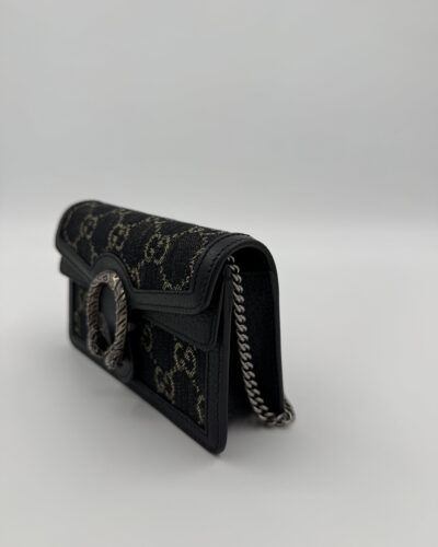 Detail van de kenmerkende hoefijzervormige sluiting van de Gucci Dionysus Super Mini