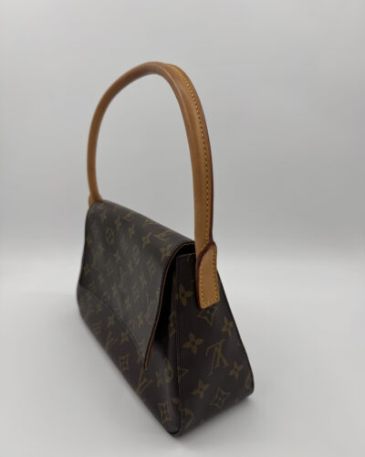 Zijaanzicht van de Louis Vuitton Looping PM met gebogen vorm