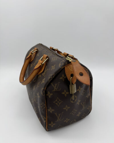 Zijaanzicht van de Louis Vuitton Speedy 25 met klassieke ronde vorm
