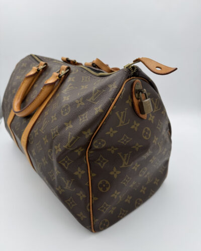 Zijaanzicht van de Louis Vuitton Keepall 45 met klassieke ronde vorm