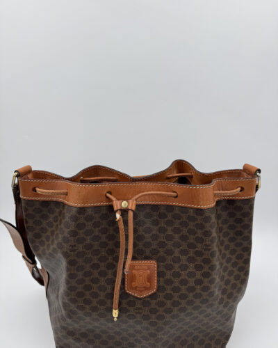 Bovenkant van de Céline Macadam Bucket Bag met leren trekkoordsluiting