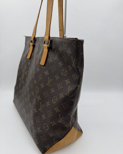Zijaanzicht van de Louis Vuitton Cabas Mezzo met Vachetta leren details