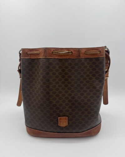 Achterkant van de bruine Céline Macadam Bucket Bag