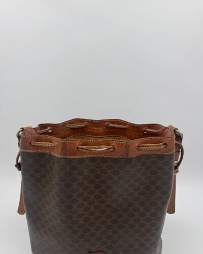 Bovenkant van de Céline Macadam Bucket Bag met leren trekkoordsluiting