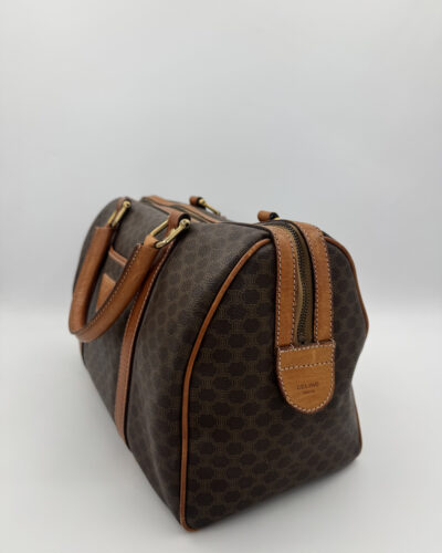Zijaanzicht van de Céline Macadam Boston Bag 35 met leren details