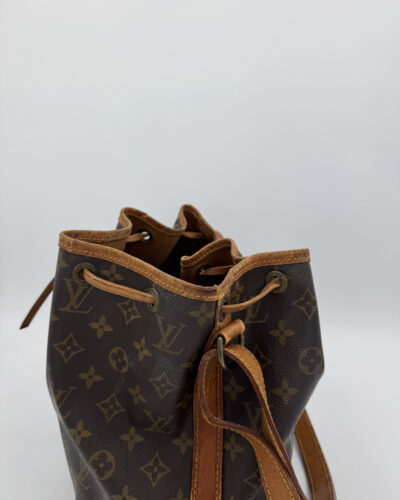 Bovenkant van de Louis Vuitton Petit Noé met leren trekkoordsluiting