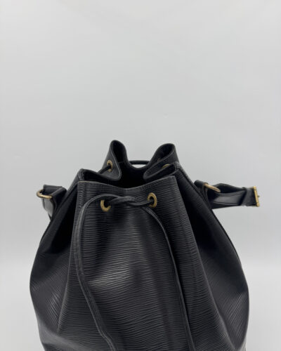 Bovenkant van de Louis Vuitton Noé Epi GM met leren trekkoordsluiting