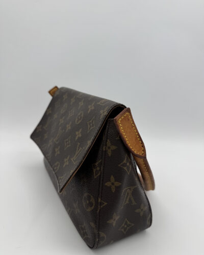 Zijaanzicht van de Louis Vuitton Looping PM met gebogen vorm