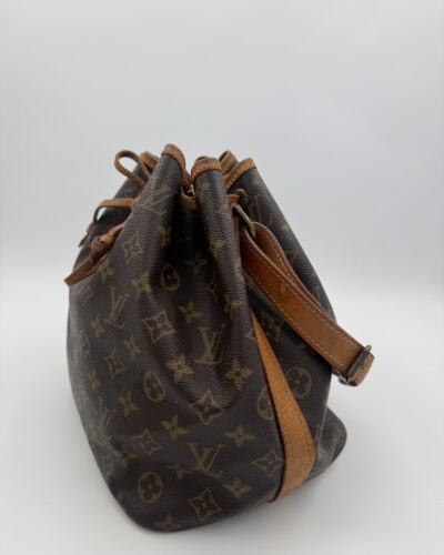 Zijaanzicht van de Louis Vuitton Petit Noé met klassieke bucketvorm