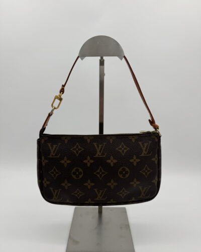Voorkant van de Louis Vuitton Pochette Accessoires in bruin Monogram canvas