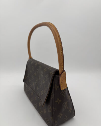 Zijaanzicht van de Louis Vuitton Looping PM met gebogen vorm