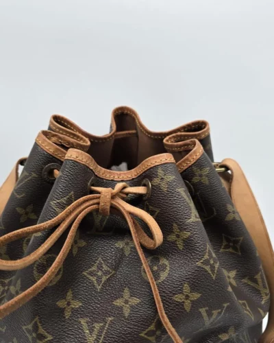 Bovenkant van de Louis Vuitton Noé met leren trekkoordsluiting