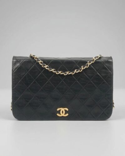 Voorkant van de Chanel Classic Full Flap Medium met gewatteerd leer en iconisch CC-slot