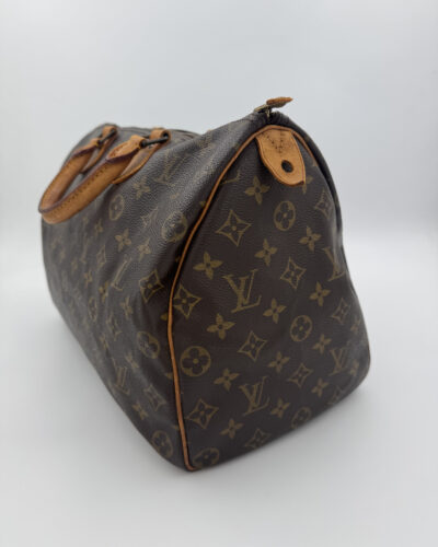 Zijaanzicht van de Louis Vuitton Speedy 35 met klassieke ronde vorm