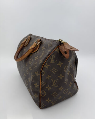 Zijaanzicht van de Louis Vuitton Speedy 30 met klassieke ronde vorm