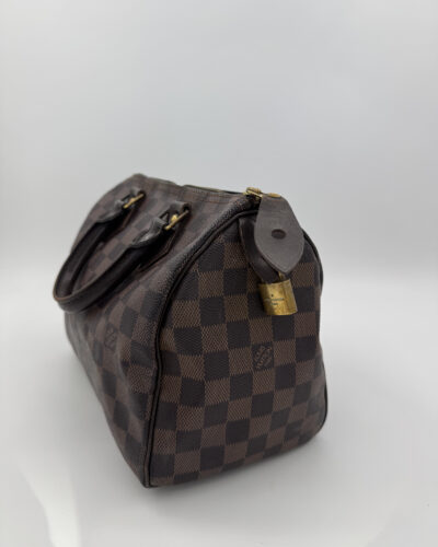 Zijaanzicht van de Louis Vuitton Speedy 25 in bruin Damier Ebene canvas