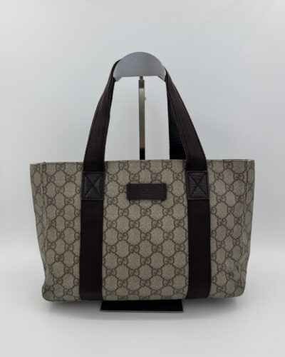 Voorkant van de Gucci GG Supreme Tote Bag met het herkenbare GG-patroon