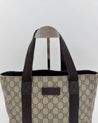 Voorkant van de Gucci GG Supreme Tote Bag met het herkenbare GG-patroon
