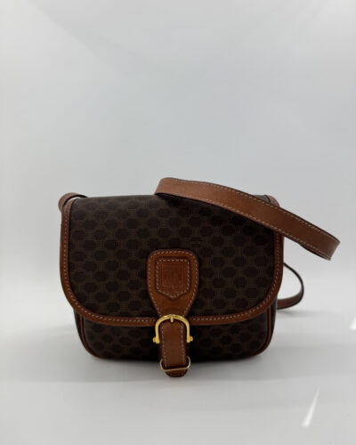 Voorkant van de Céline Macadam Shoulder Bag met het herkenbare Macadam-patroon