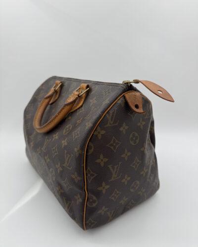 Zijaanzicht van de Louis Vuitton Speedy 30 met klassieke ronde vorm