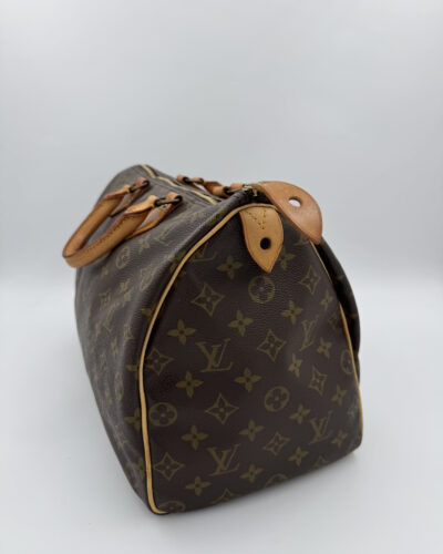 Zijaanzicht van de Louis Vuitton Speedy 35 met klassieke ronde vorm