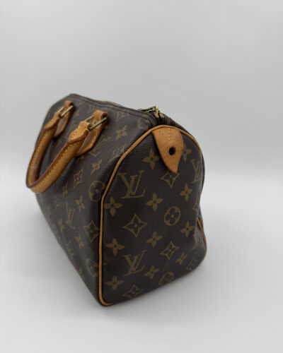 Zijaanzicht van de Louis Vuitton Speedy 25 met klassieke ronde vorm