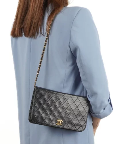 Voorkant van de Chanel Classic Full Flap Medium met gewatteerd leer en iconisch CC-slot
